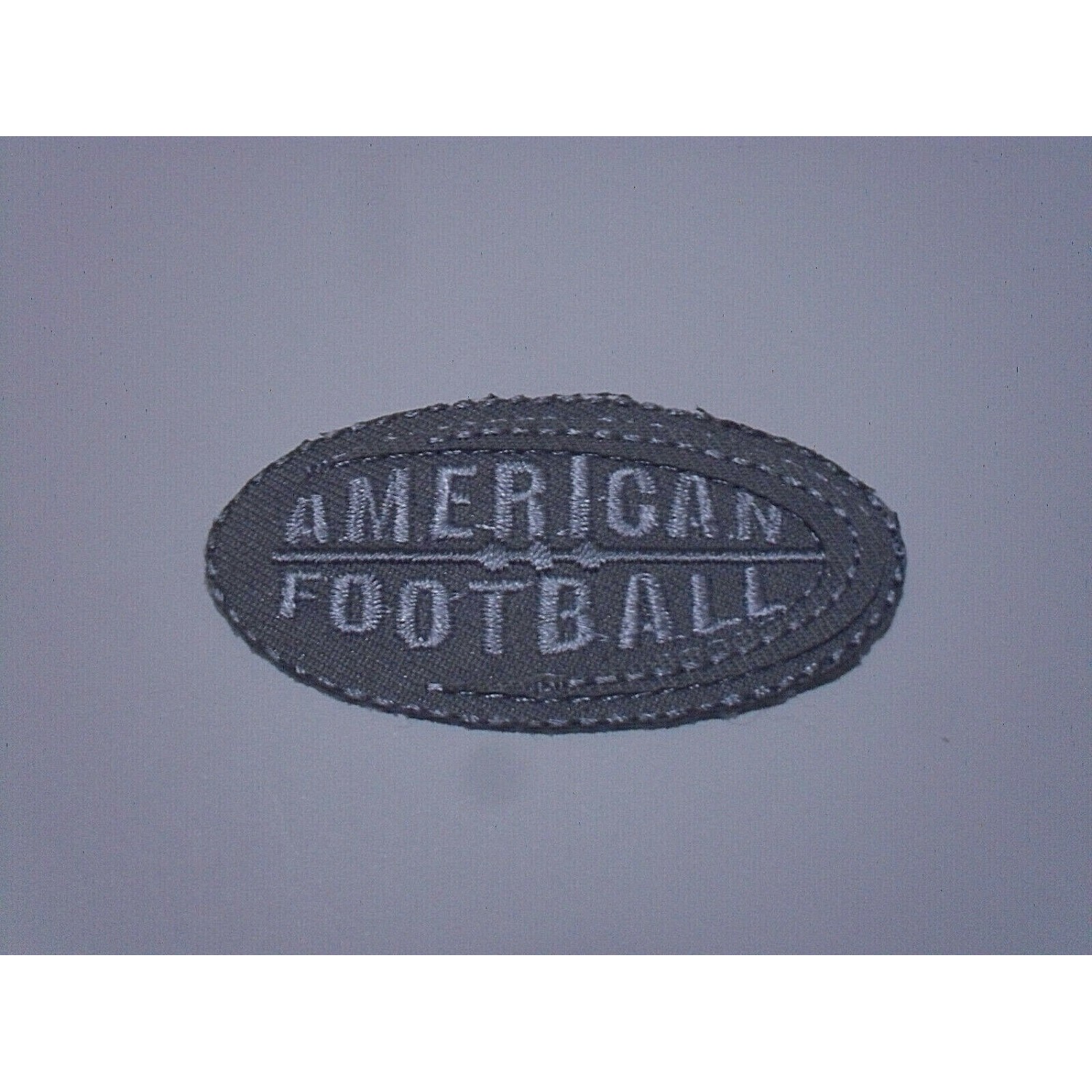 TOPPA PATCH RICAMO TESS. "AMERICAN FOOTBALL" TERMO O DA CUCIRE DIMENS. 6X3,2 CM.