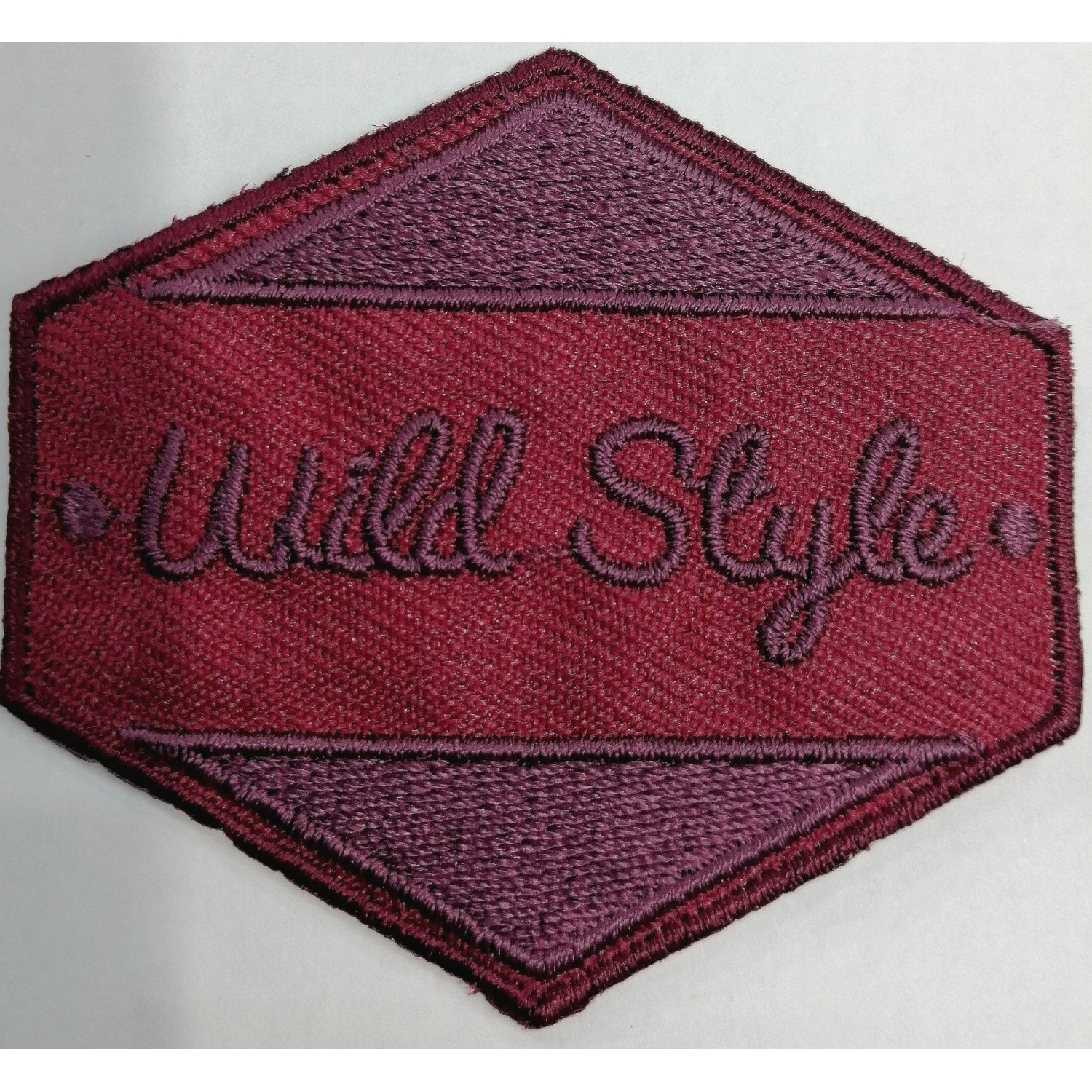Toppa applicazione con ricamo "Wild Style" 005 su tessuto a rombo applicabile sia termoadesiva che cucita dimensione 5,7x6 cm.