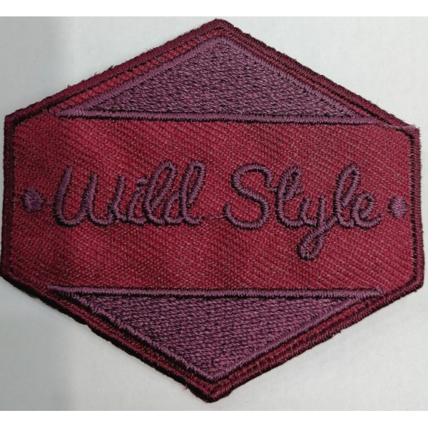 Toppa applicazione con ricamo "Wild Style" 005 su tessuto a rombo applicabile sia termoadesiva che cucita dimensione 5,7x6 cm.