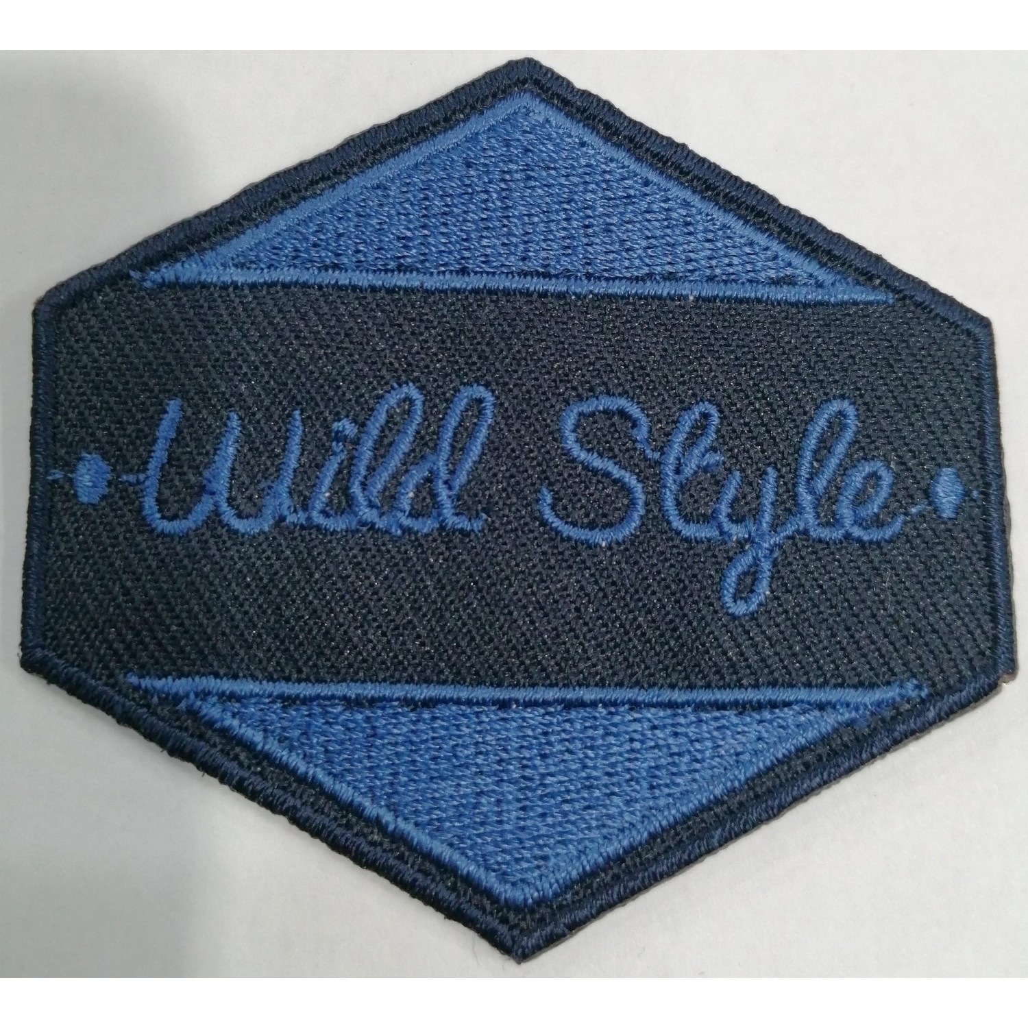 Toppa applicazione con ricamo "Wild Style" 005 su tessuto a rombo applicabile sia termoadesiva che cucita dimensione 5,7x6 cm.