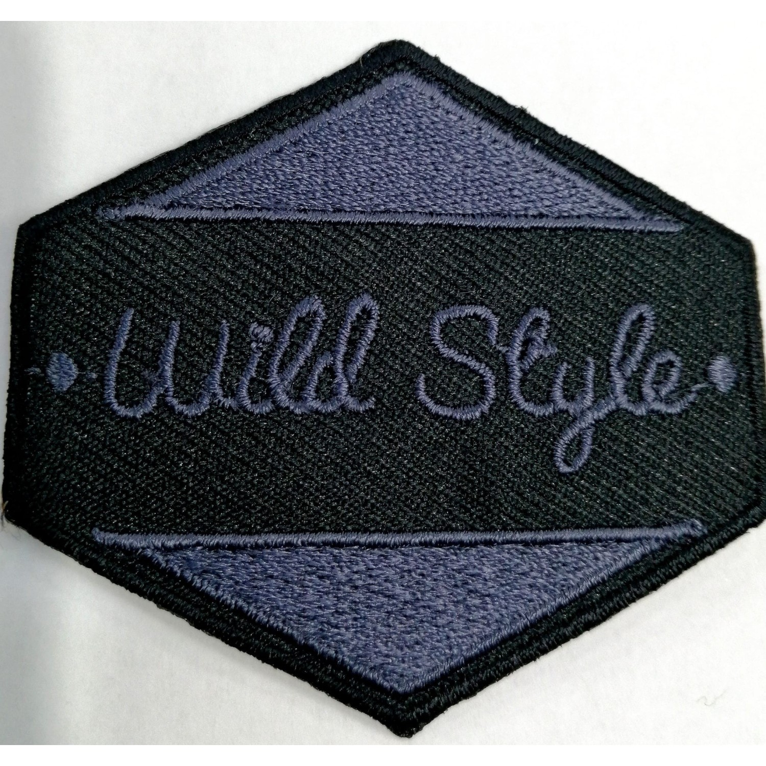 Toppa applicazione con ricamo "Wild Style" 005 su tessuto a rombo applicabile sia termoadesiva che cucita dimensione 5,7x6 cm.