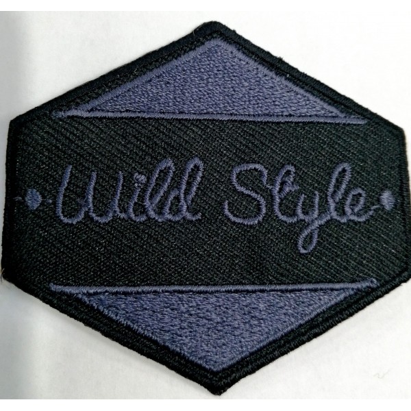 Toppa applicazione con ricamo "Wild Style" 005 su tessuto a rombo applicabile sia termoadesiva che cucita dimensione 5,7x6 cm.