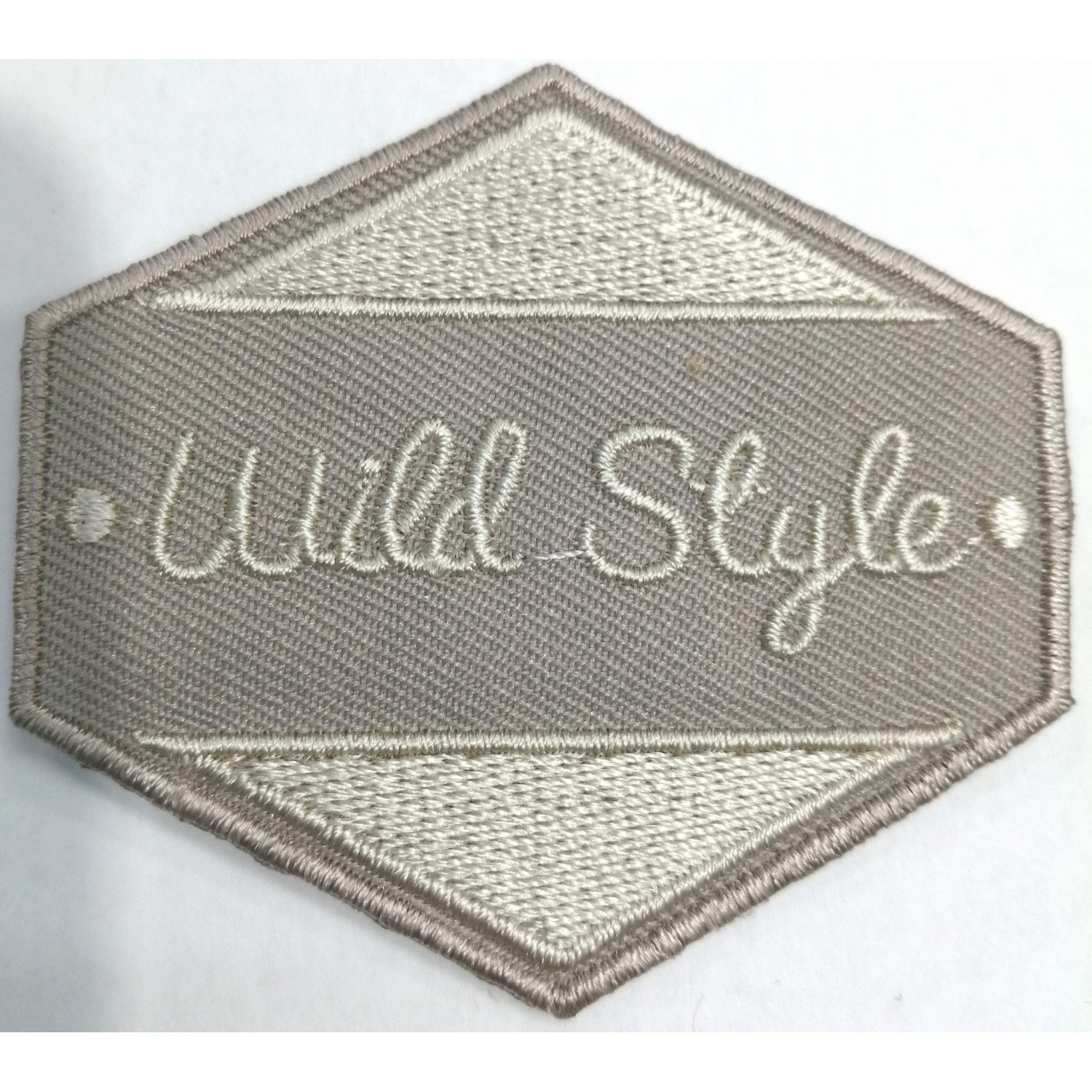 Toppa applicazione con ricamo "Wild Style" 005 su tessuto a rombo applicabile sia termoadesiva che cucita dimensione 5,7x6 cm.