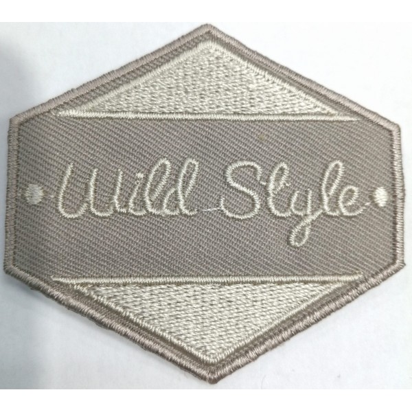 Toppa applicazione con ricamo "Wild Style" 005 su tessuto a rombo applicabile sia termoadesiva che cucita dimensione 5,7x6 cm.