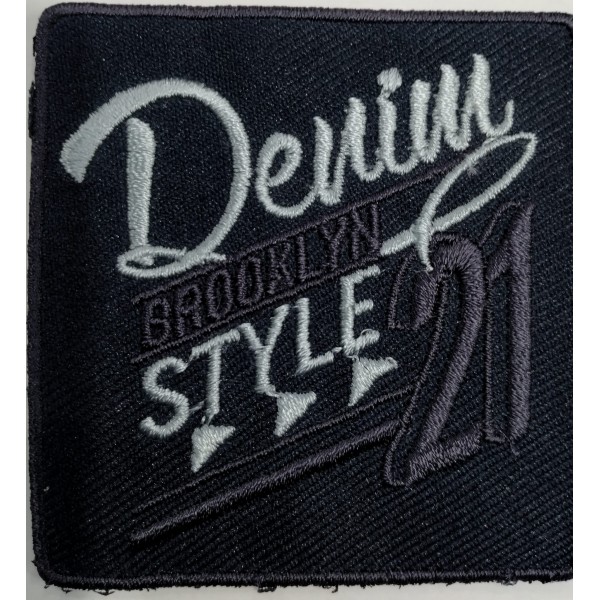 Toppa applicazione con ricamo "Denim Style" 008 su tessuto rettangolo applicabile termoadesiva o cucita dimensione 6,5x6,1 cm.