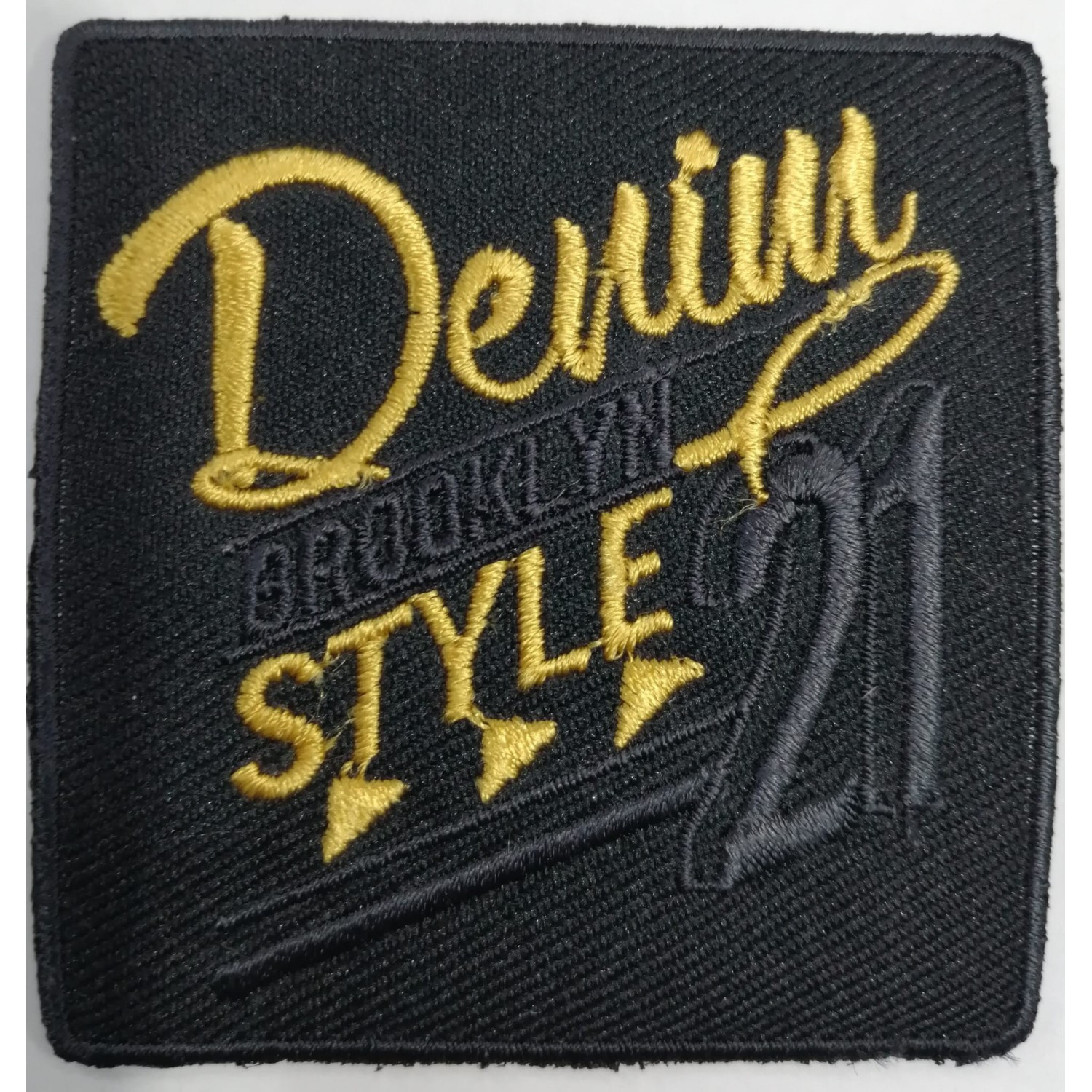 Toppa applicazione con ricamo "Denim Style" 008 su tessuto rettangolo applicabile termoadesiva o cucita dimensione 6,5x6,1 cm.