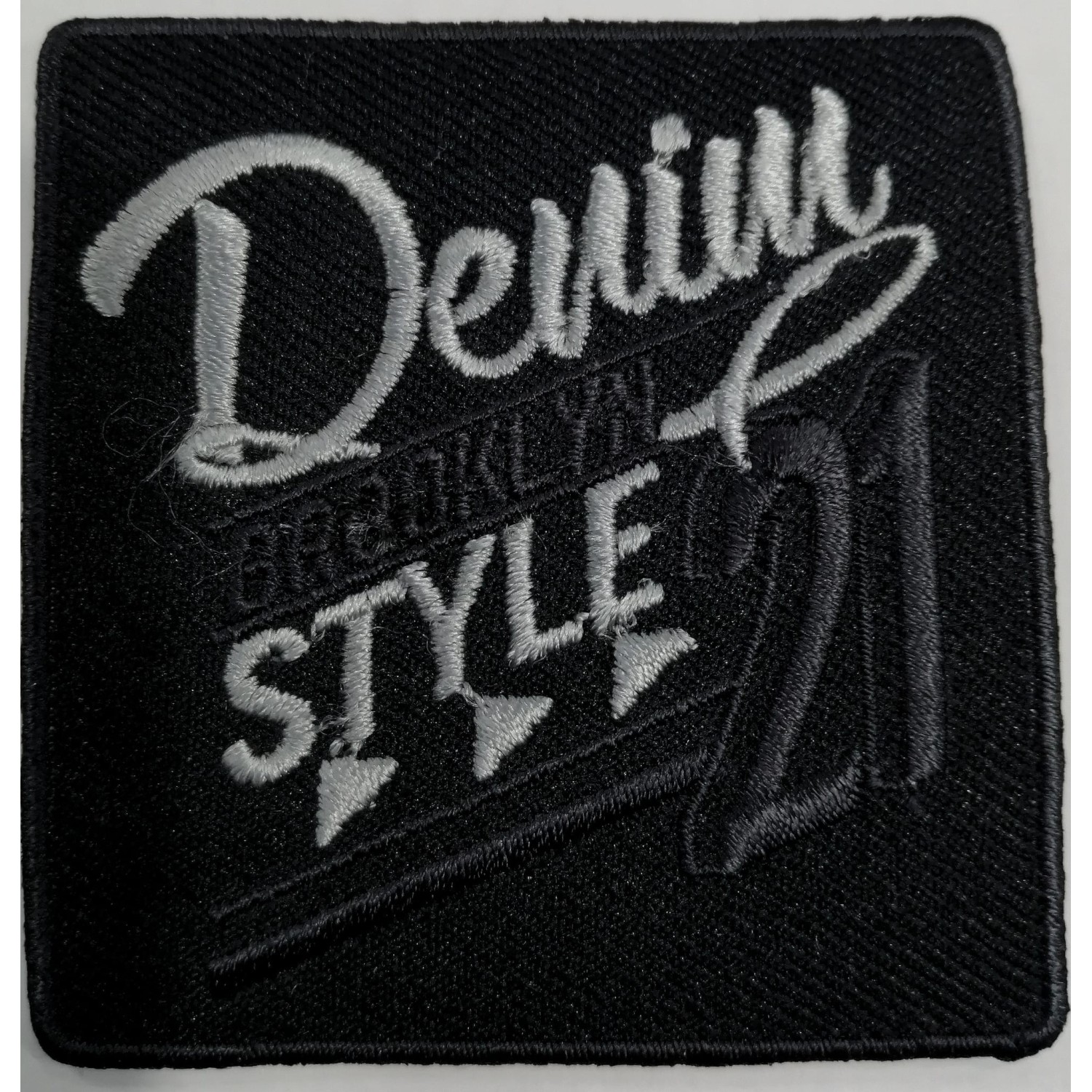 Toppa applicazione con ricamo "Denim Style" 008 su tessuto rettangolo applicabile termoadesiva o cucita dimensione 6,5x6,1 cm.