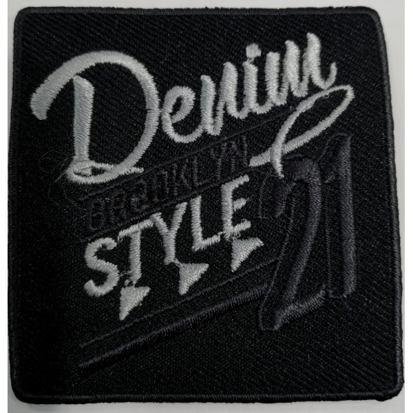 Toppa applicazione con ricamo "Denim Style" 008 su tessuto rettangolo applicabile termoadesiva o cucita dimensione 6,5x6,1 cm.