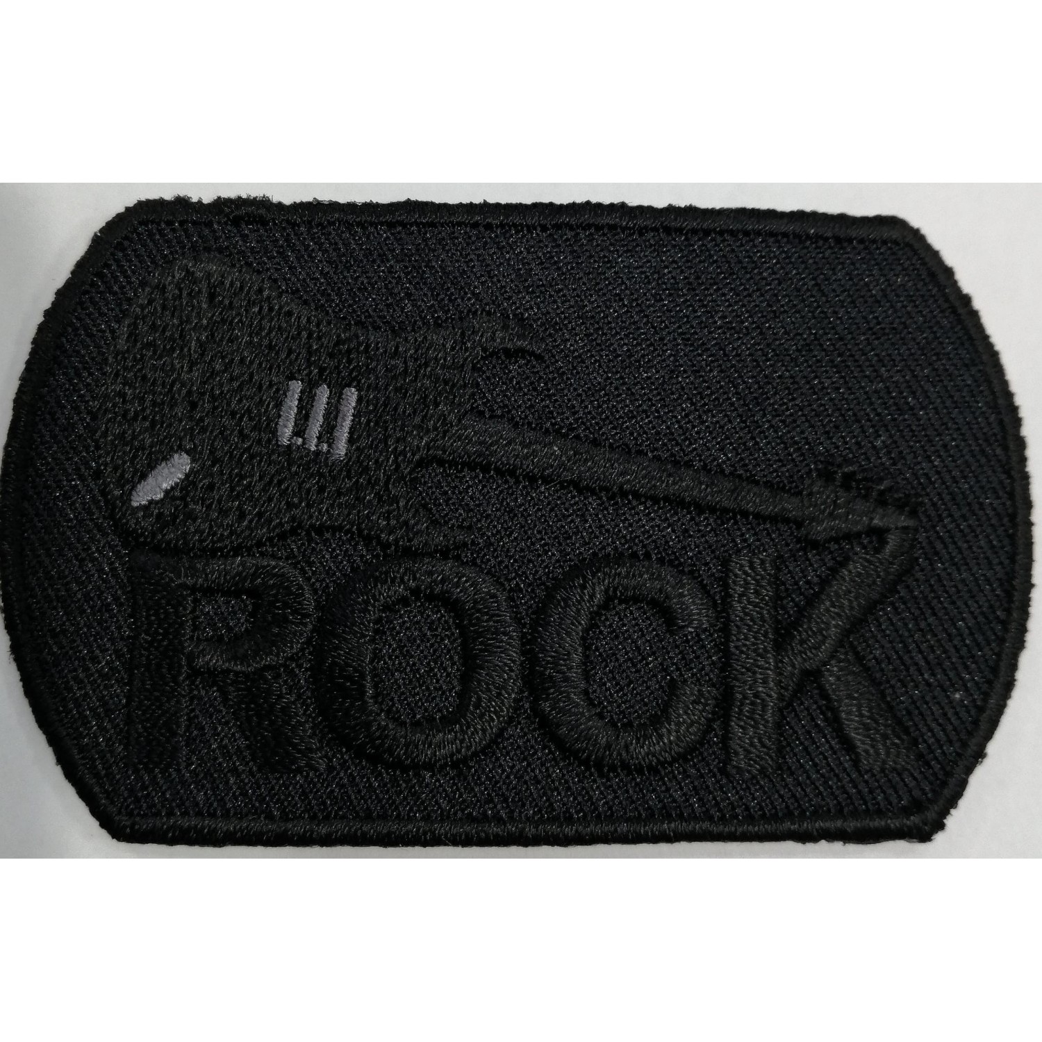 Toppa applicazione con ricamo "Rock" 009A su tessuto ovale applicabile termoadesiva o cucita dimensione 4,3x7,4 cm.