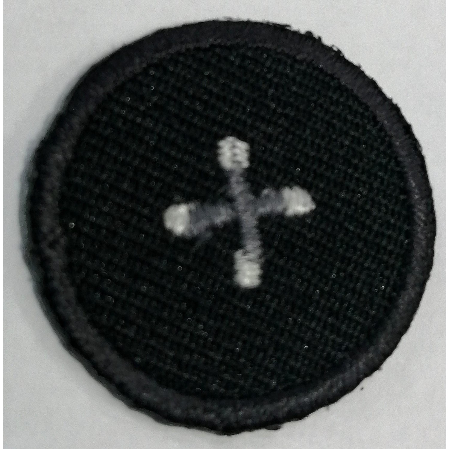 Toppa patch ricamo "Effetto bottone" 026b tessuto termoadesiva o cucire diametro 2,5 cm.