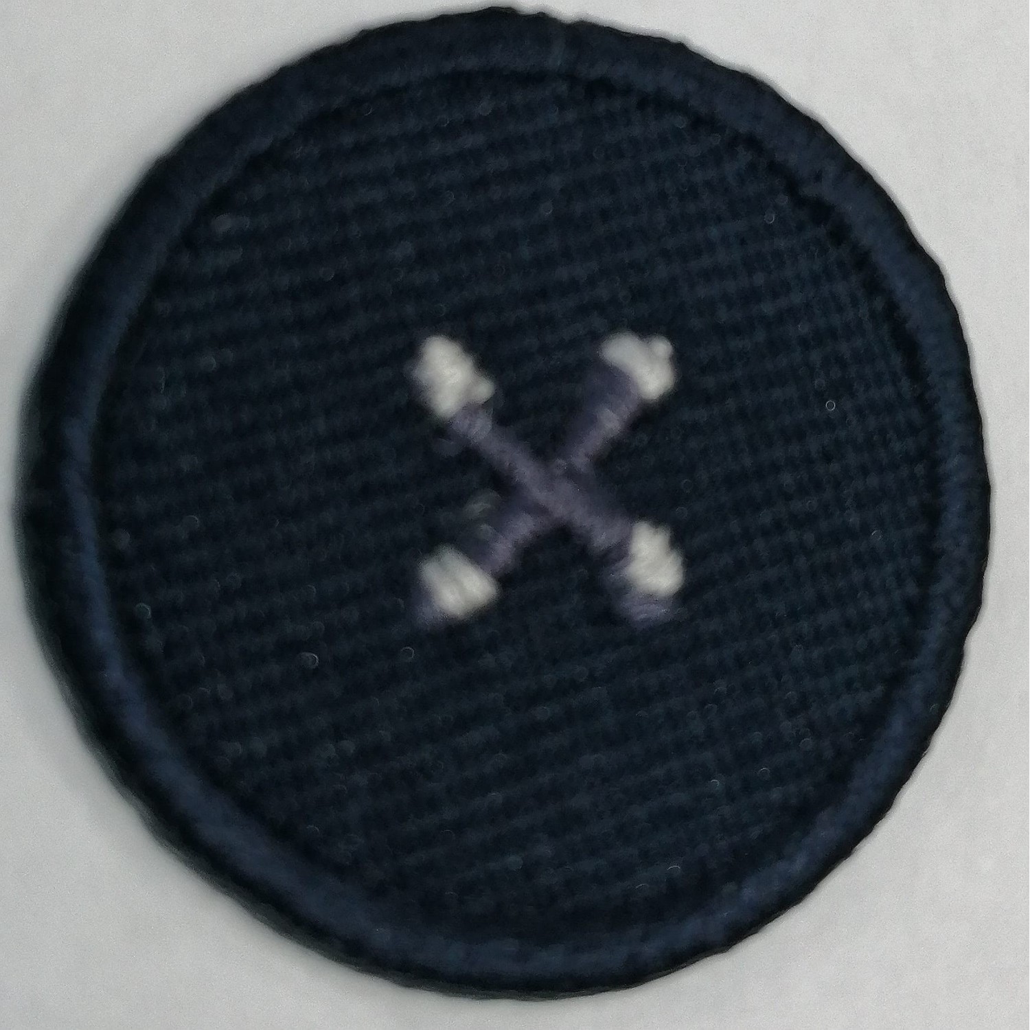 Toppa patch ricamo "Effetto bottone" 026b tessuto termoadesiva o cucire diametro 2,5 cm.