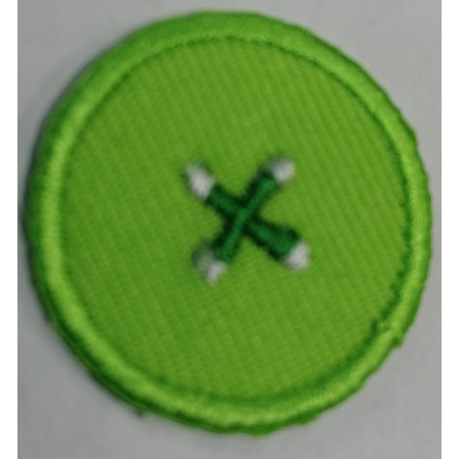 Toppa patch ricamo "Effetto bottone" 026b tessuto termoadesiva o cucire diametro 2,5 cm.