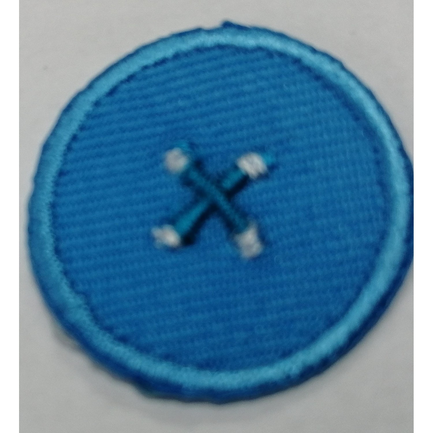 Toppa patch ricamo "Effetto bottone" 026b tessuto termoadesiva o cucire diametro 2,5 cm.