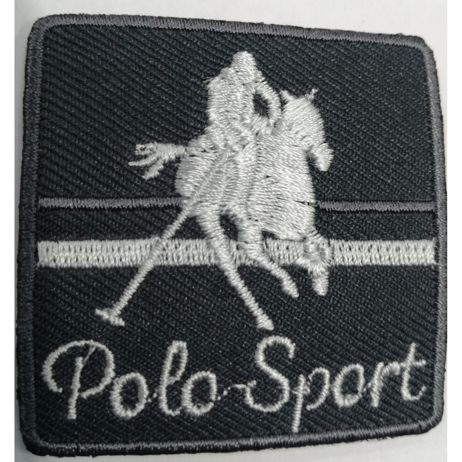 Toppa patch ricamo su tessuto "Polo Sport" 039 termo o cucire dimensioni 5x5 cm.