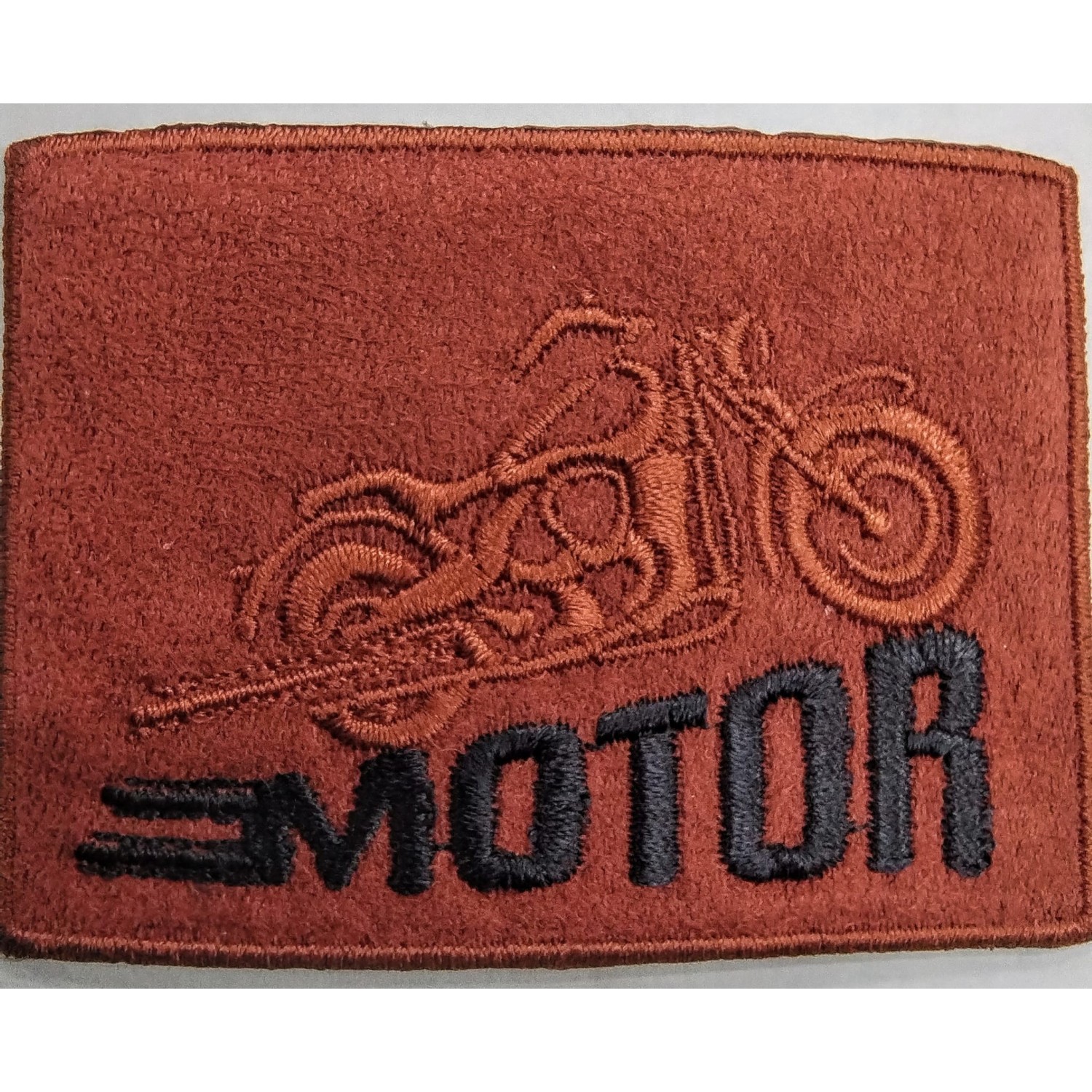 Toppa patch ricamo "Motor" 054A tessuto ecopelle scamosciato termoadesiva o cucire dimensioni 5x7 cm.