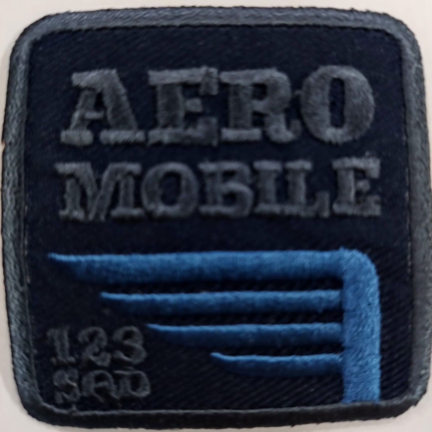 Toppa patch ricamo 068A tessuto termoadesiva o cucire misura 5,3x5,4 cm.