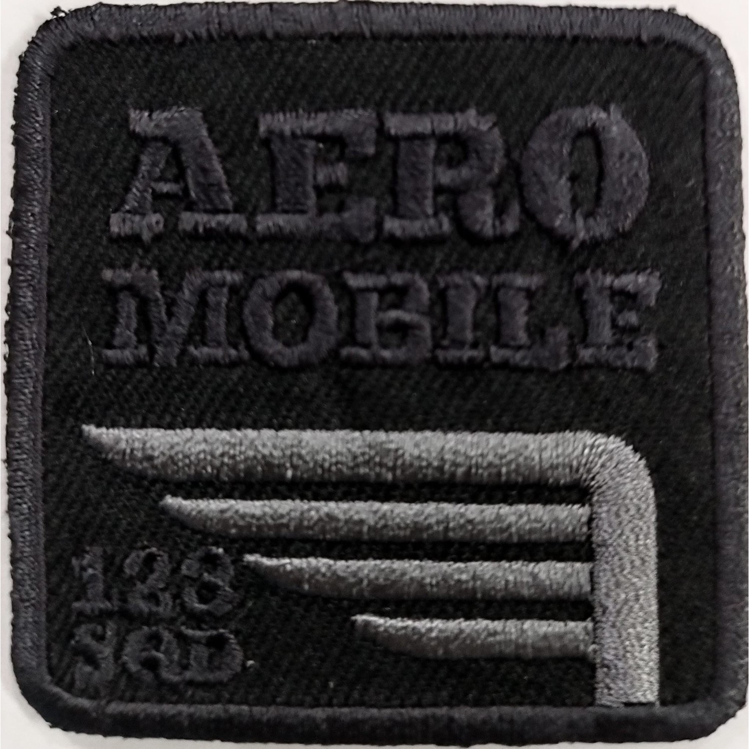 Toppa patch ricamo 068A tessuto termoadesiva o cucire misura 5,3x5,4 cm.