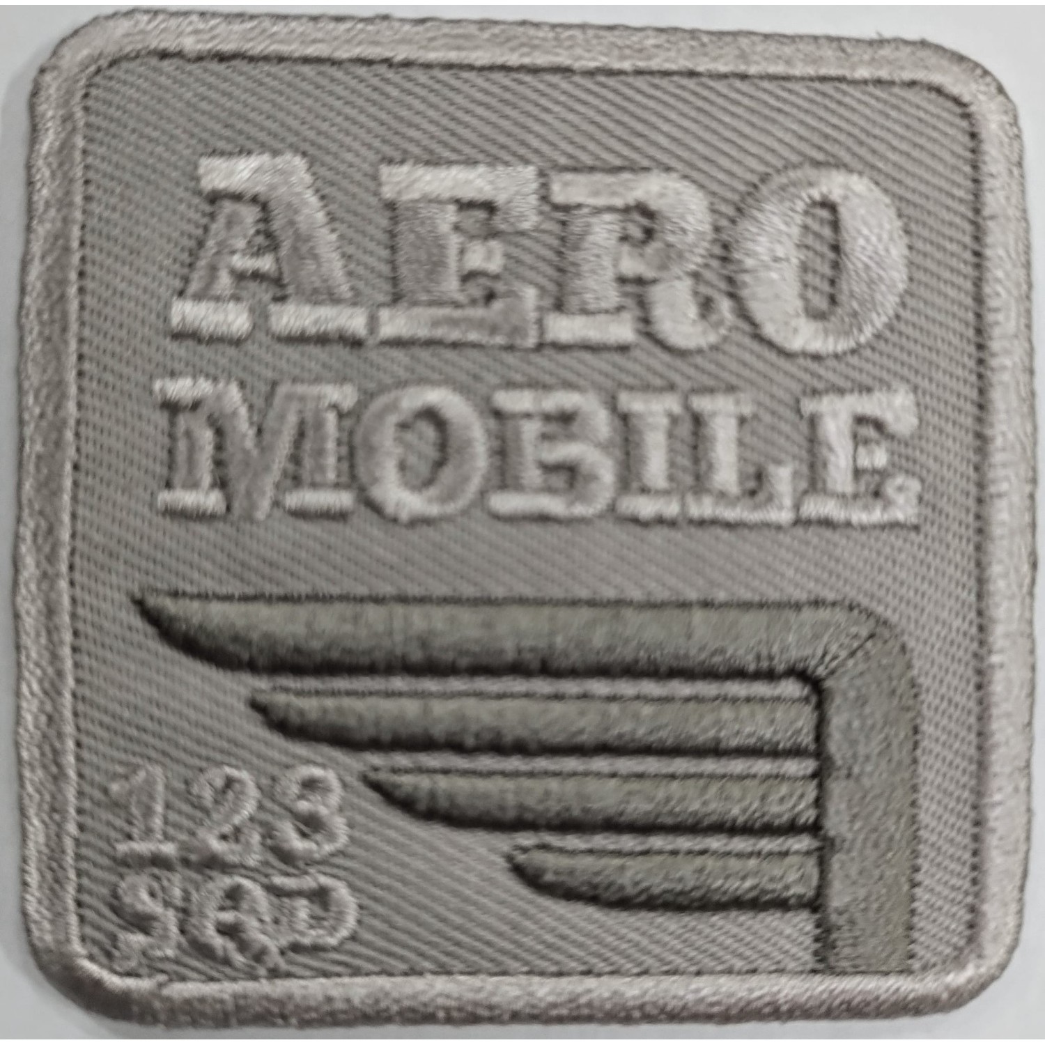 Toppa patch ricamo 068A tessuto termoadesiva o cucire misura 5,3x5,4 cm.