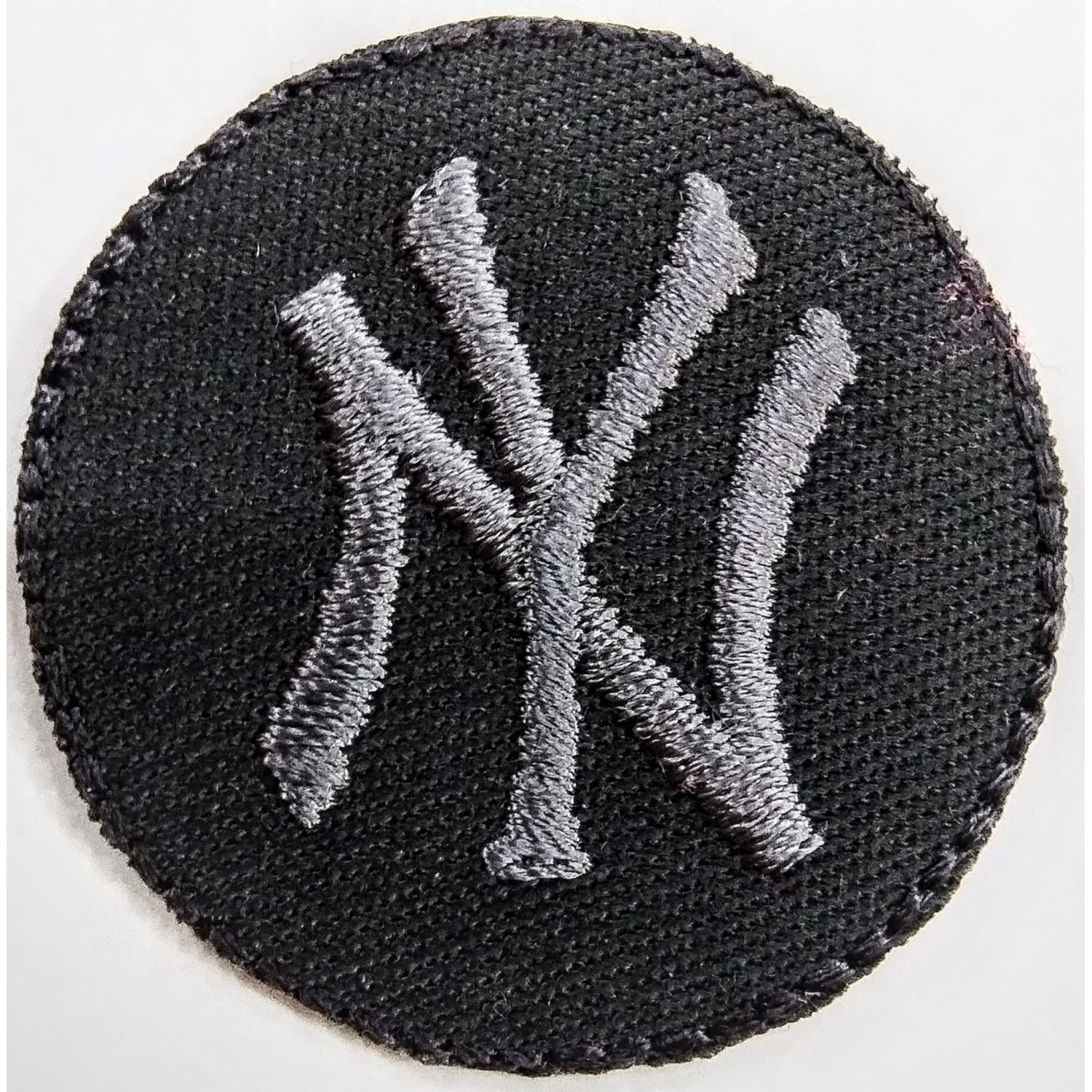 Toppa patch ricamo "NY" 096B tessuto termoadesiva o cucire diametro 3,6 cm.