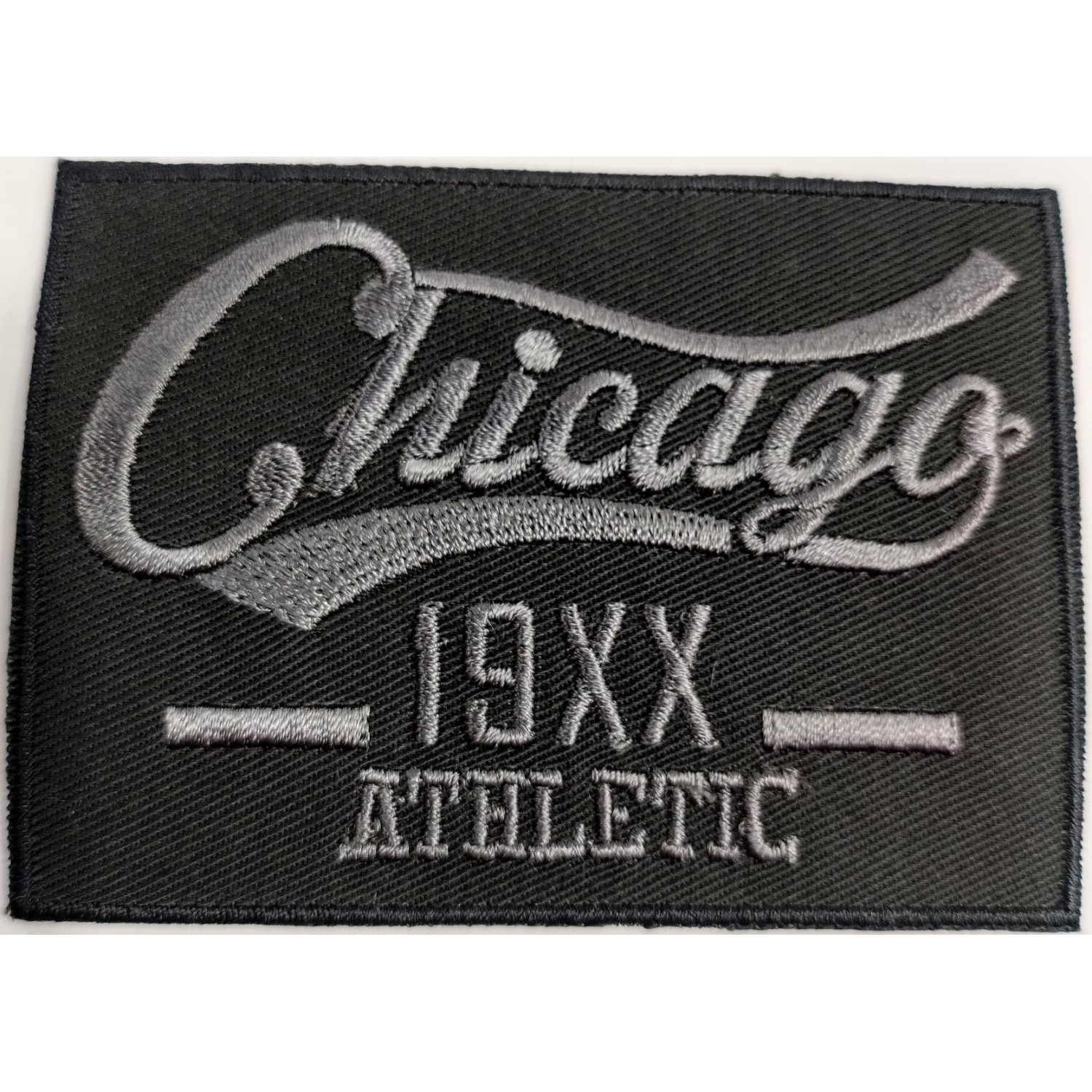 Toppa patch applicazione 102A ricamo "Chicago 19XX Athletic" termo o cucire misura 6x8,2 cm.