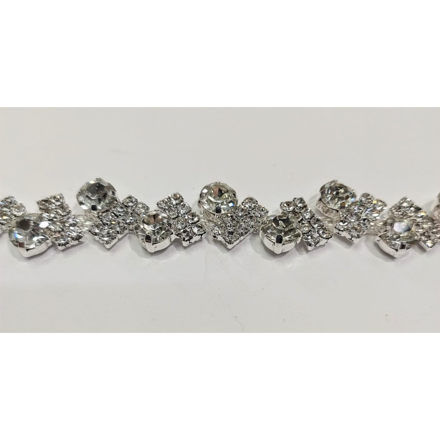 10 cm. passamaneria gioiello castonata art. CH1178 altezza 1,5 cm. per decorazioni