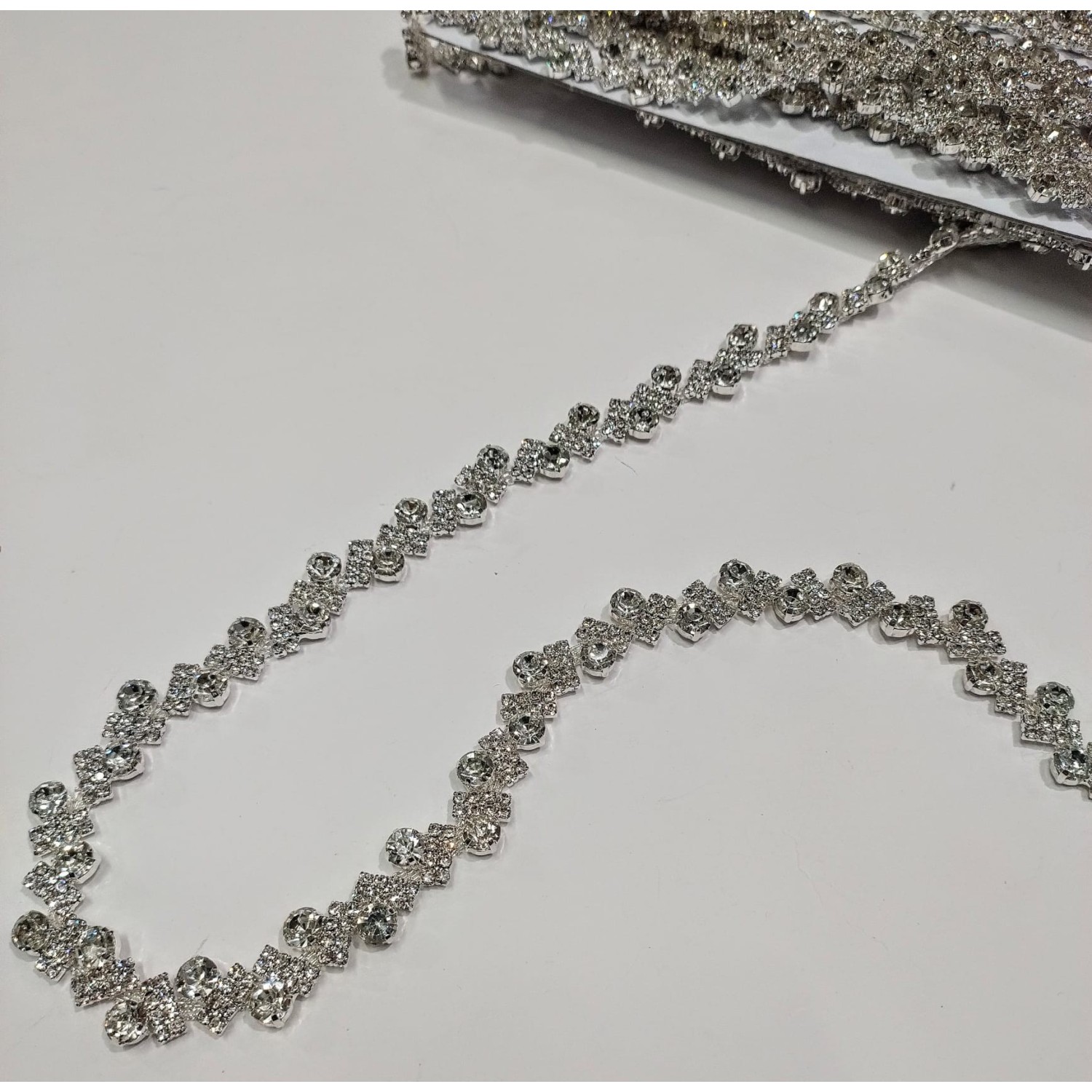 10 cm. passamaneria gioiello castonata art. CH1178 altezza 1,5 cm. per decorazioni