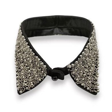 Colletto di colore nero, riccamente decorato con perline e corallini argento