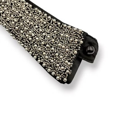 Colletto di colore nero, riccamente decorato con perline e corallini argento