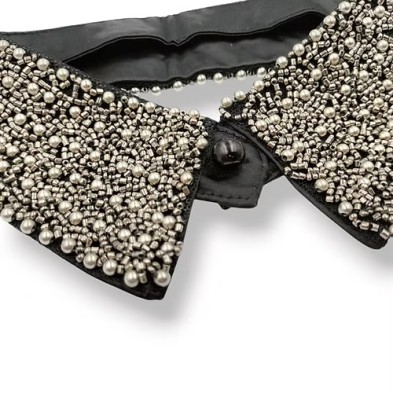 Colletto di colore nero, riccamente decorato con perline e corallini argento