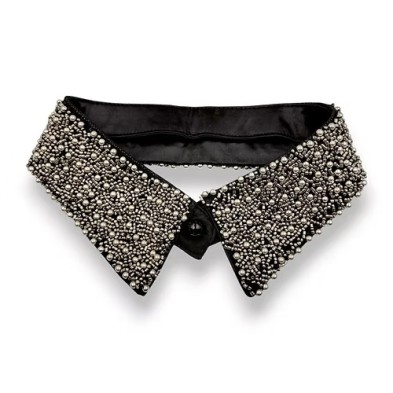 Colletto di colore nero, riccamente decorato con perline e corallini argento