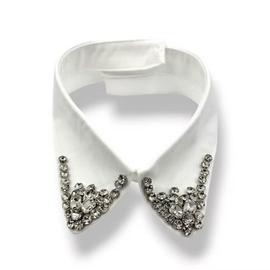 Colletto con pietre crystal cucite a mano e abbottonatura con perla