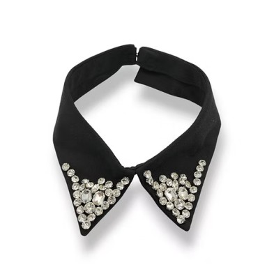 Colletto con pietre crystal cucite a mano e abbottonatura con perla