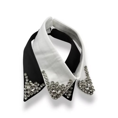 Colletto con pietre crystal cucite a mano e abbottonatura con perla