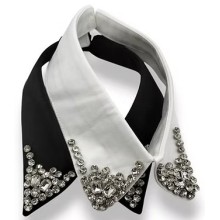 Colletto con pietre crystal cucite a mano e abbottonatura con perla