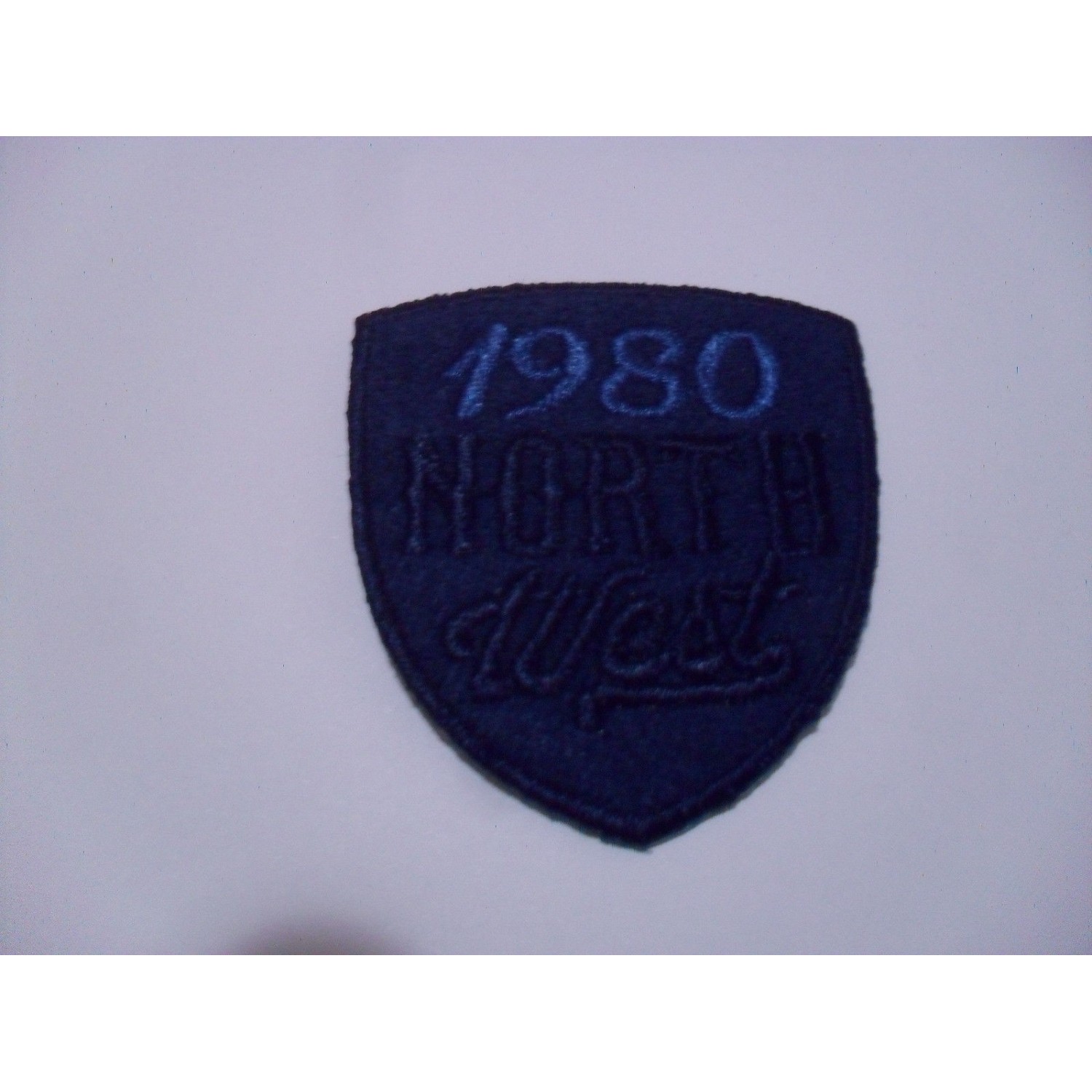 TOPPA PATCH RICAMO SU ECOPELLE SC. "NORTH WEST" TERMO O DA CUCIRE DIMENSIONI V..