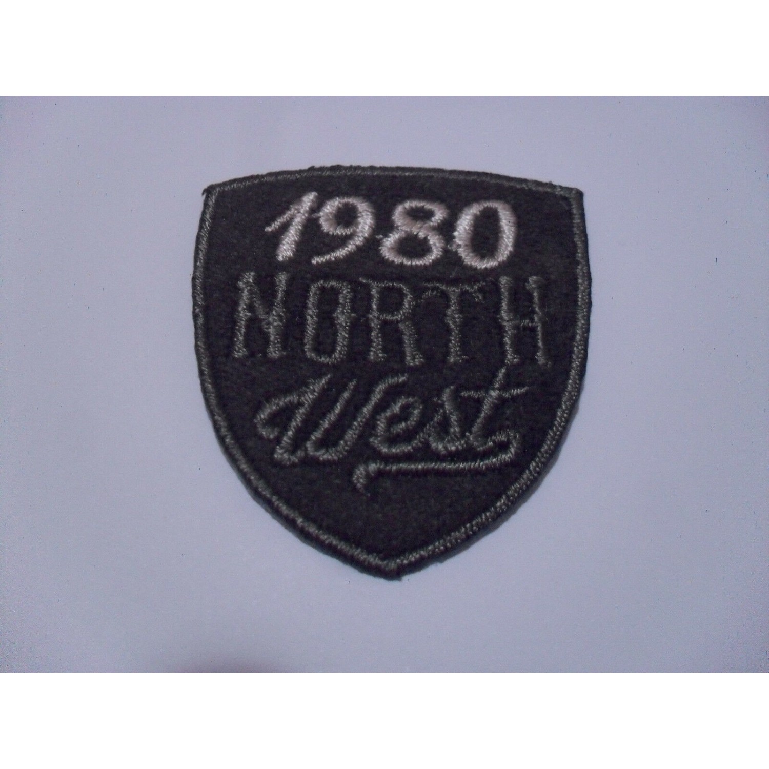 TOPPA PATCH RICAMO SU ECOPELLE SC. "NORTH WEST" TERMO O DA CUCIRE DIMENSIONI V..