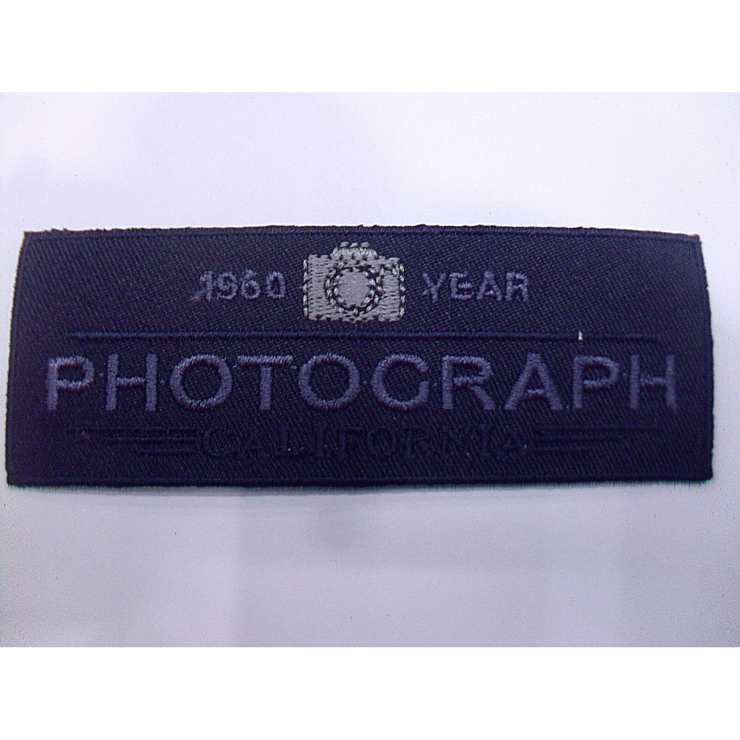 TOPPA PATCH RETTANGOLO RICAMO SU TESSUTO "PHOTOGRAPH" TERMO O CUCIRE 3,7X10 CM.