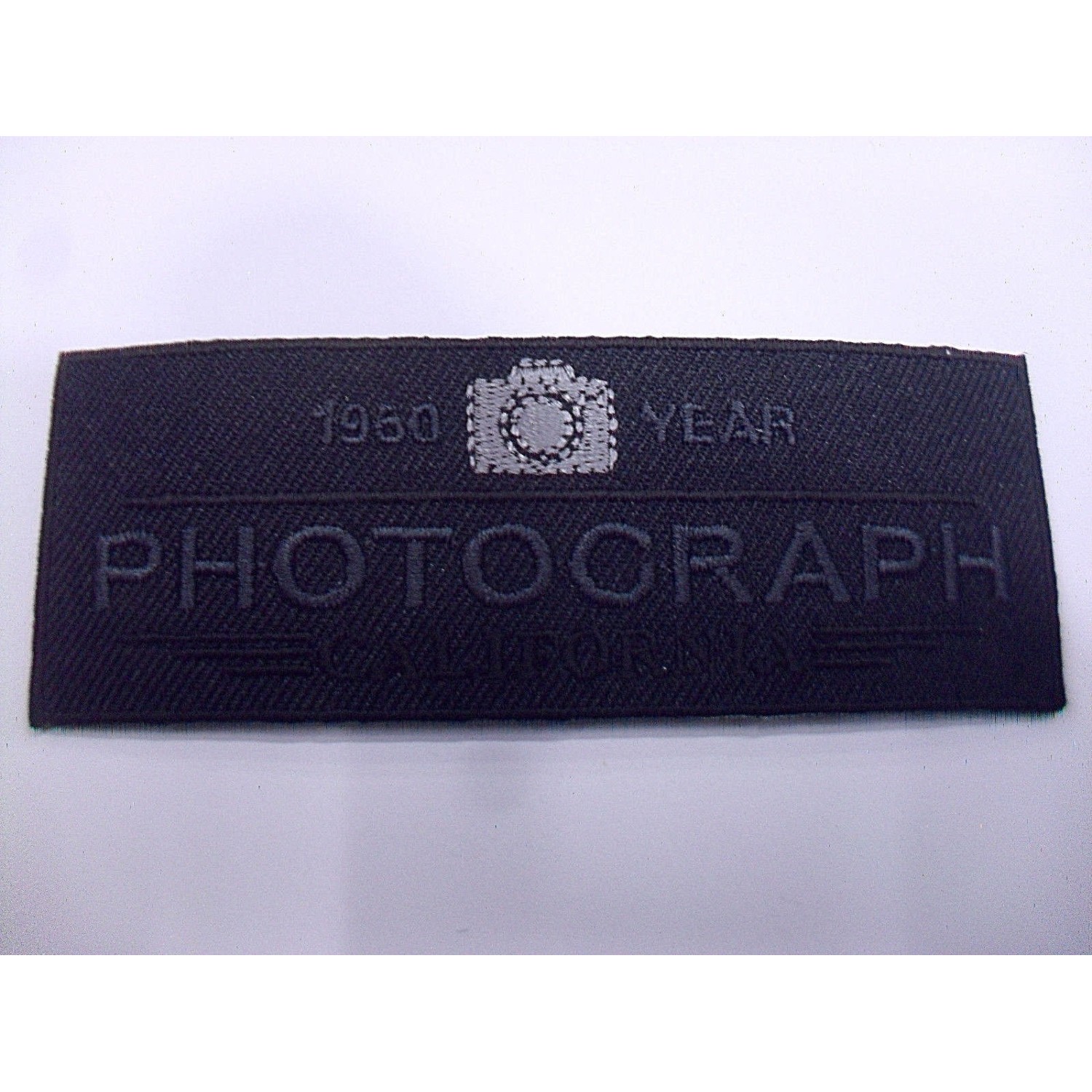 TOPPA PATCH RETTANGOLO RICAMO SU TESSUTO "PHOTOGRAPH" TERMO O CUCIRE 3,7X10 CM.