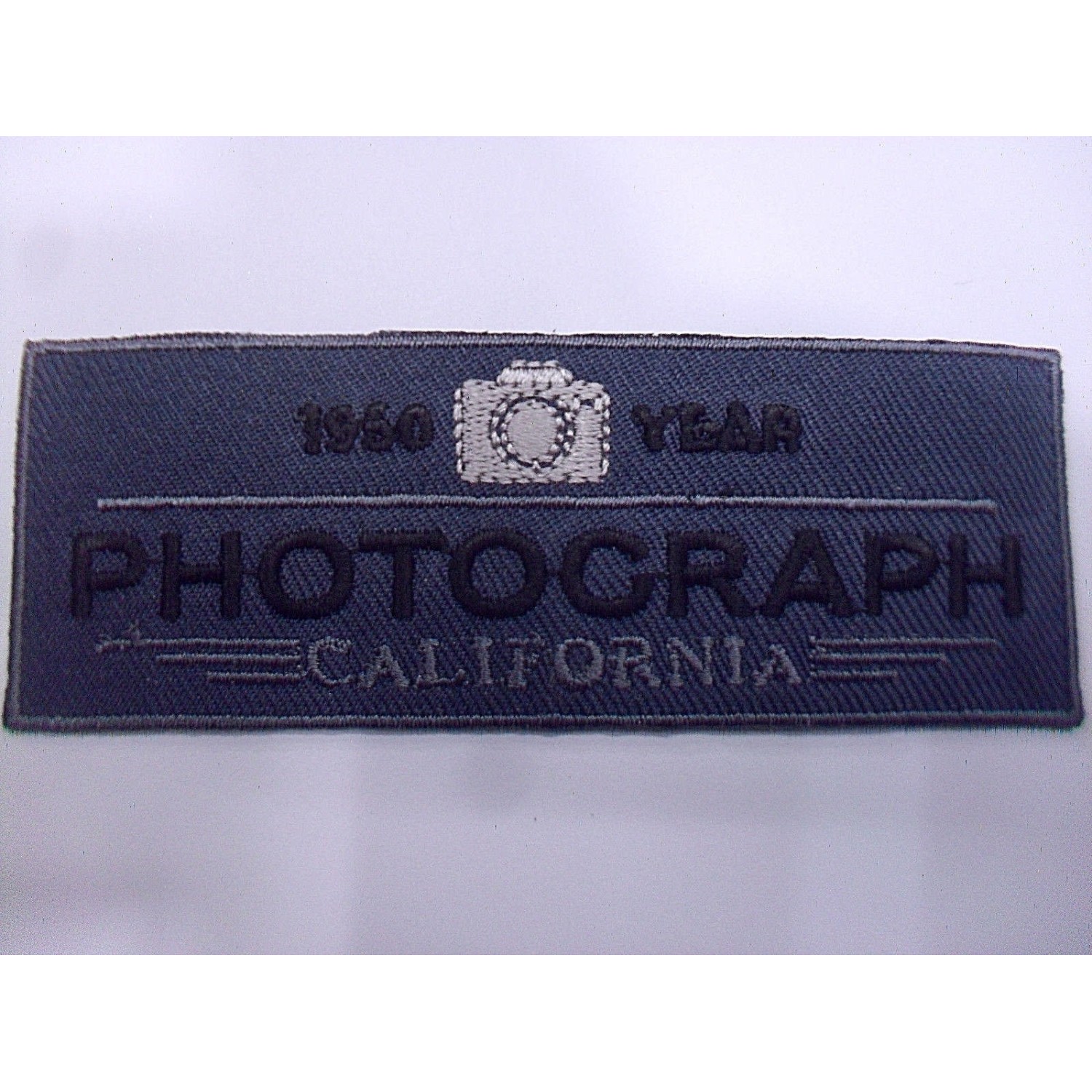 TOPPA PATCH RETTANGOLO RICAMO SU TESSUTO "PHOTOGRAPH" TERMO O CUCIRE 3,7X10 CM.