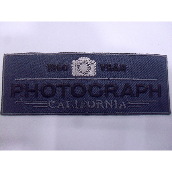 TOPPA PATCH RETTANGOLO RICAMO SU TESSUTO "PHOTOGRAPH" TERMO O CUCIRE 3,7X10 CM.