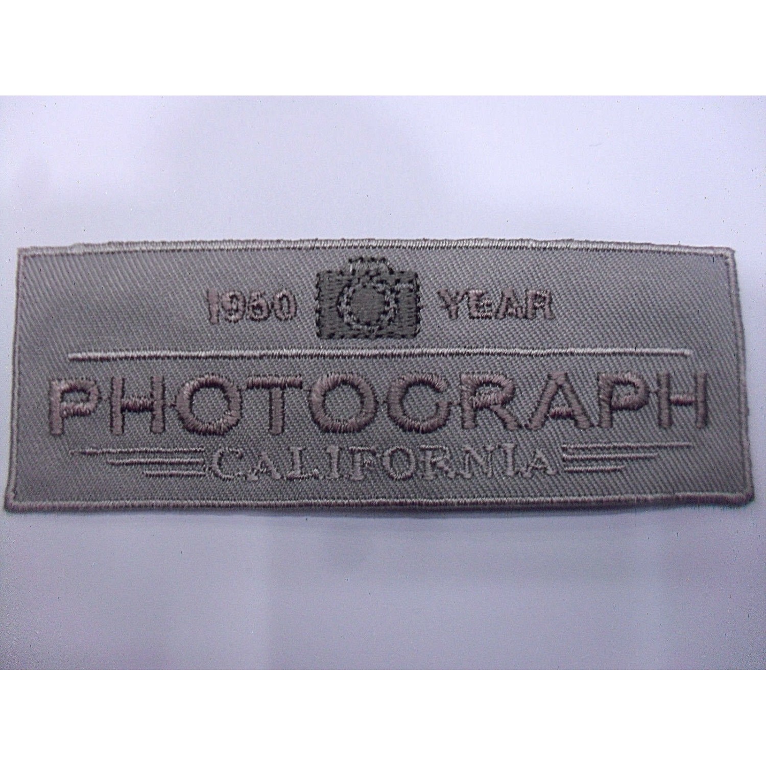 TOPPA PATCH RETTANGOLO RICAMO SU TESSUTO "PHOTOGRAPH" TERMO O CUCIRE 3,7X10 CM.