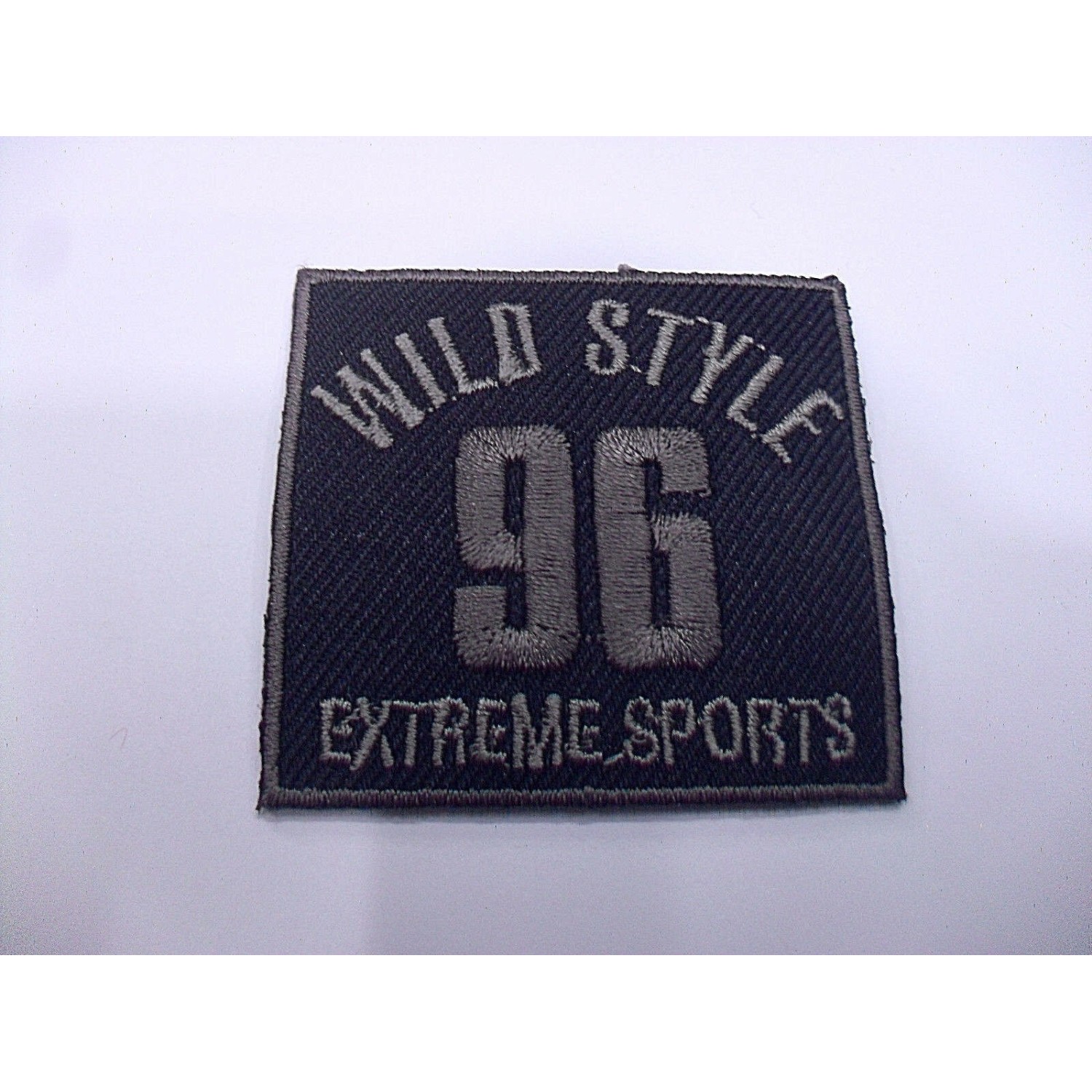TOPPA PATCH RETTANGOLARE RICAMO SU TESSUTO "WILD STYLE 96" TERMO O CUCIRE