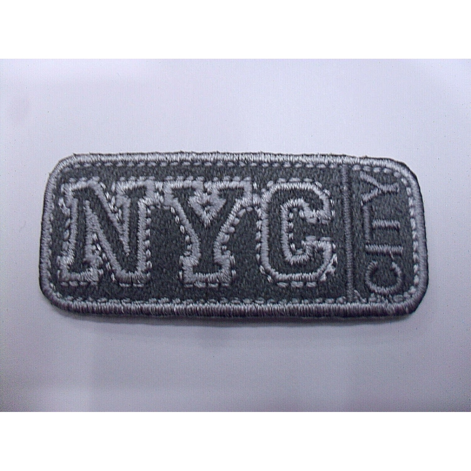 TOPPA PATCH RETTANGOLARE RICAMO SU TESSUTO "NYC" TERMO O CUCIRE 2,3X5,5 CM.