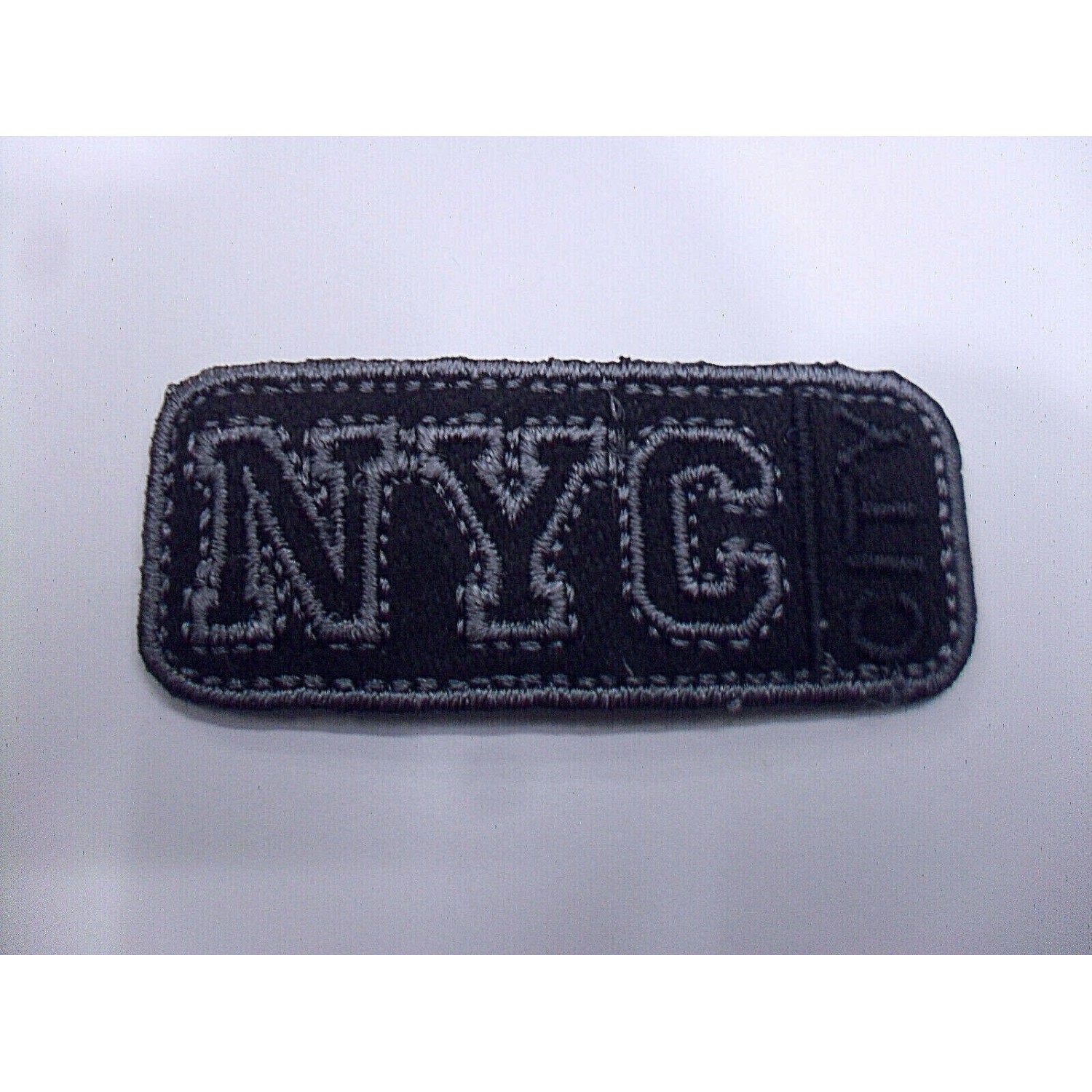 TOPPA PATCH RETTANGOLARE RICAMO SU TESSUTO "NYC" TERMO O CUCIRE 2,3X5,5 CM.