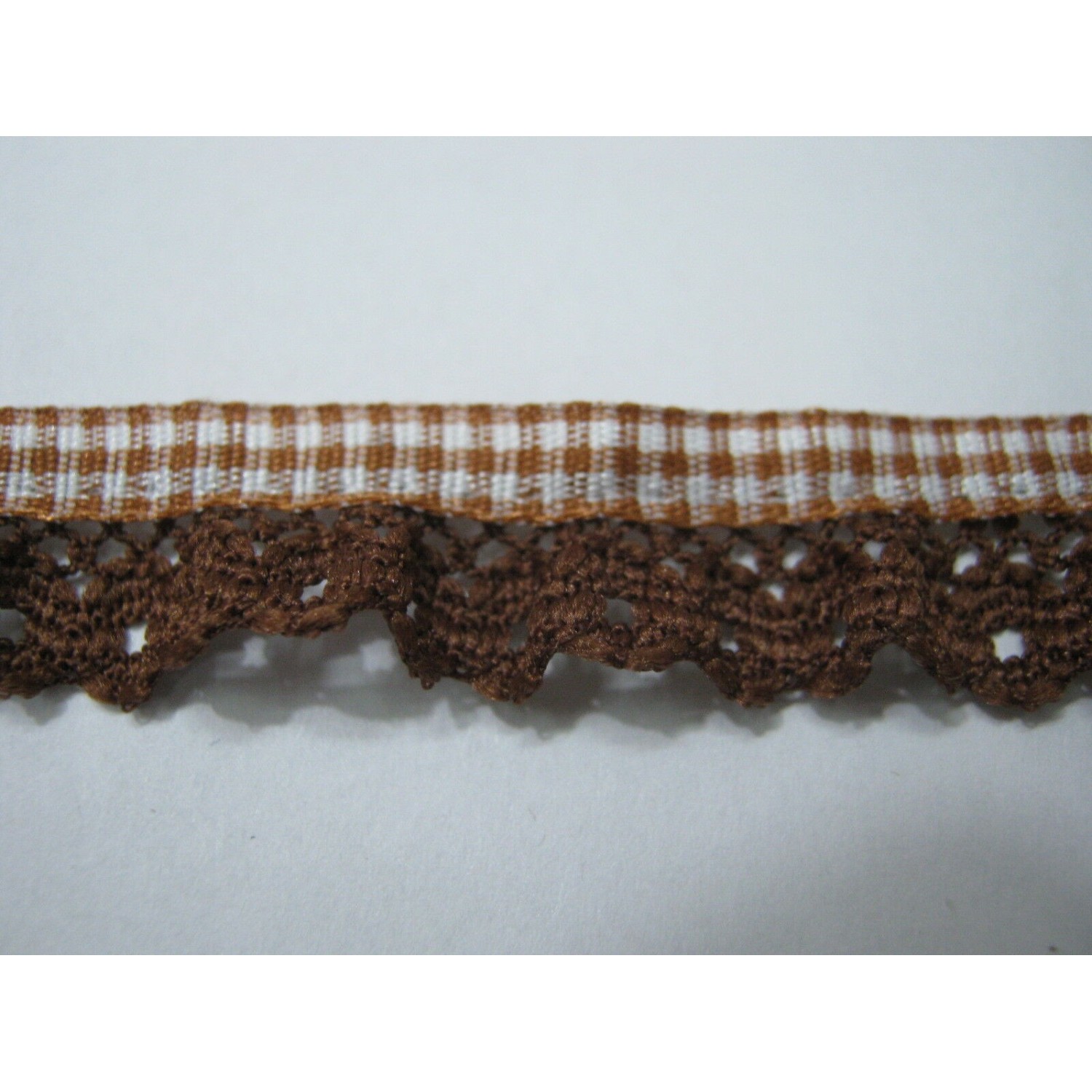 PASSAMANERIA CON NASTRO VICHY PIU' MERLETTO FILET A ROUCHES ALTEZZA 1,4 cm.